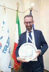 Il Presidente della Provincia Fabio Natta con il premio Premio “Rating di legalità nella Pubblica Amministrazione”